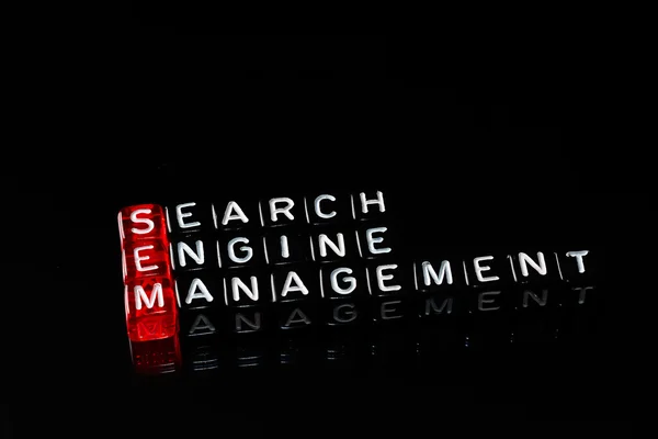 Sem Search Engine Management na černém pozadí — Stock fotografie