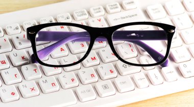 klavye üzerinde gözlük