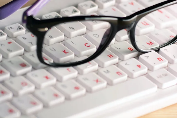 Óculos no teclado Imagem De Stock