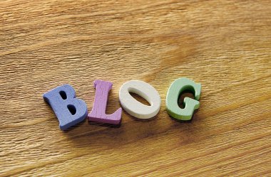 Ahşap üzerine blog çok renkli harfler