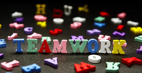 Teamwork bunte Buchstaben auf Schwarz — Stockfoto