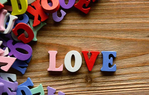 Amore lettere multicolori su legno — Foto Stock