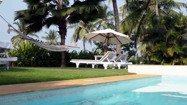 Cadeiras de praia vazias perto da piscina — Vídeo de Stock