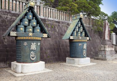 Narita-San tapınak kompleksi içinde güneşli bir gün