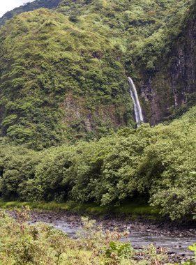 Tahiti. Dağ nehir ve sonbahar