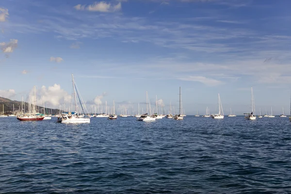 Båten i det blå havet. Polynesien. Tahiti. — Stockfoto