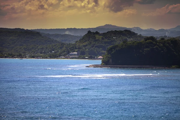 Por do sol sobre o mar e montanhas. Jamaica . — Fotografia de Stock