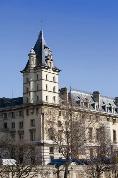 형사 법원의 역사적인 건물 (범죄 수사 부서-재판소 correctionnel) 파리에서 (도 서 위원 Megre의 영웅 던 — 스톡 사진