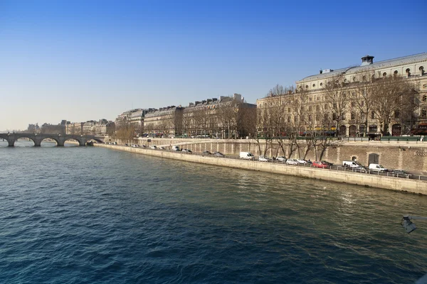 Paris. Seine Embankment. paisagem em um dia ensolarado — Fotografia de Stock