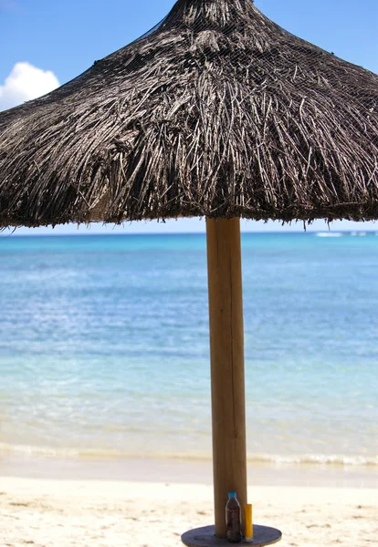孙保护遮阳伞，沙滩，大海. — 图库照片