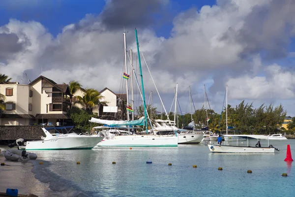 Catamarans and boats in a bay. Grand Bay (Grand Baie). Mauritius — Stock Photo, Image