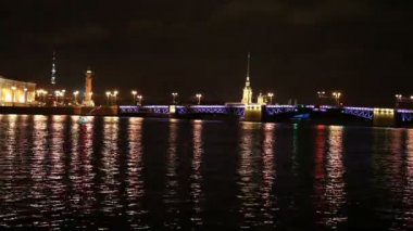 St. Petersburg Üniversitesi set Neva nehir-Peter ve Paul fortress, Palace bridge, Vasilievsky Island of gece görünümü