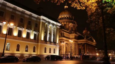 gece sokak şehir merkezinin ve St. Isaacs Isaakievsky Katedrali, St Petersburg, Rusya