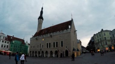 Bir kalabalık turist ziyaret edin Belediye Meydanı eski şehrin üstünde 5 Eylül 2015 yılında Tallinn, Estonya