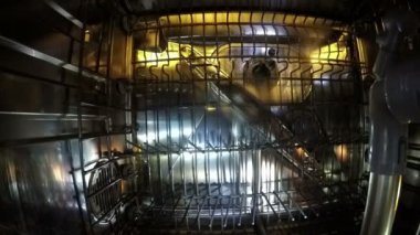 Bulaşık makinesi su ve en iyi fan çalışmaları doldurur. İçinde ateş