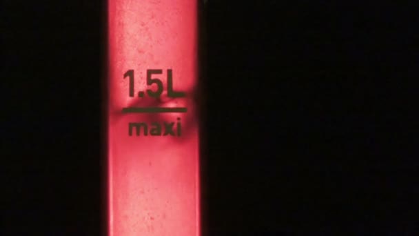 测量的标志水位的电热水壶 — 图库视频影像