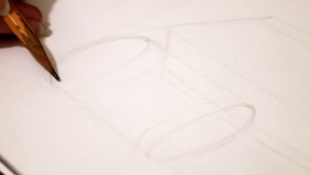 Зрачок рисует эскиз цилиндрического предмета карандаш . — стоковое видео