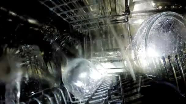 Myčka nádobí myje nádobí v horním koši — Stock video