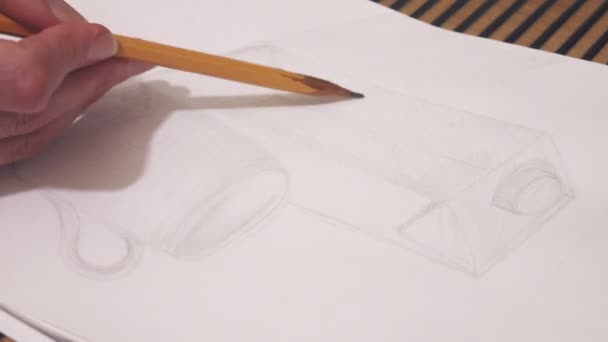 L'élève dessine le croquis du sujet cylindrique le crayon . — Video