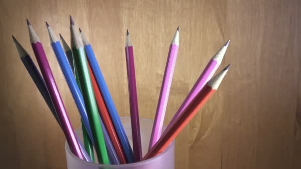 Lápis de chumbo preto com coloração brilhante de volta de parte de madeira em um copo — Vídeo de Stock