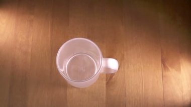 Kalem koh-i-Nur düşmek bir cam içine, ağır çekim, 5 Mart 2016 yılında St. Petersburg, Rusya Federasyonu