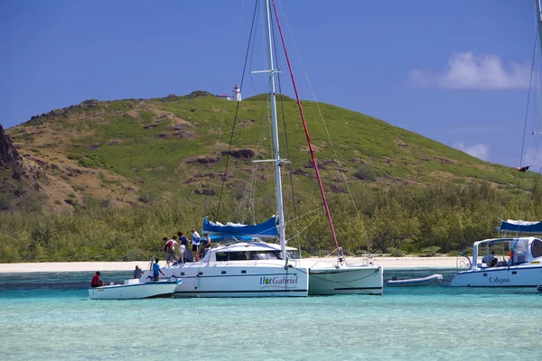 Tourists are transported by the small boat from a catamaran on Gabrielle's island on April 24, 2012 in Mauritius — Stock Photo, Image