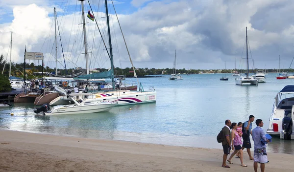 Turistler katamaran üzerinde Gabrielle's Adası'na git. Mauritius 24 Nisan 2012 tarihinde Grand Bay (Grand Baie) — Stok fotoğraf