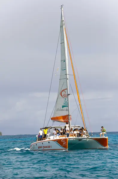 Toeristen zweven op een catamaran in de Indische Oceaan op 24 April 2012 in Mauritius — Stockfoto