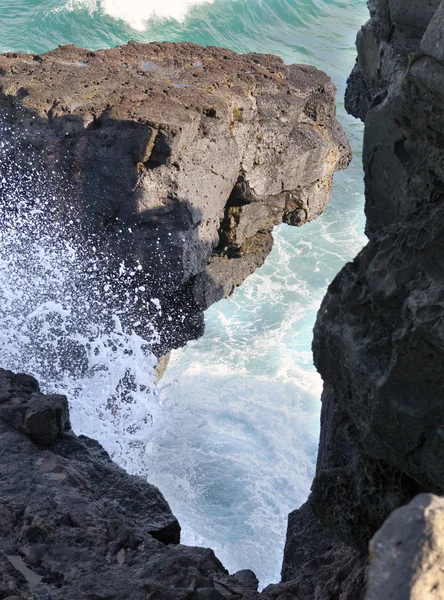 Gris Gris cabo en el sur de Mauricio. La ola se rompe contra las rocas vecinas — Foto de Stock