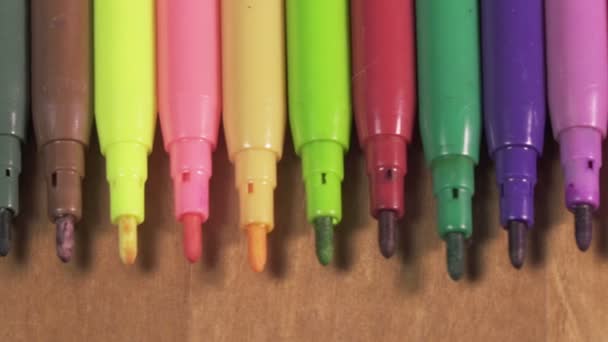 Felt-tip pens of various color lie in a row — Stock Video