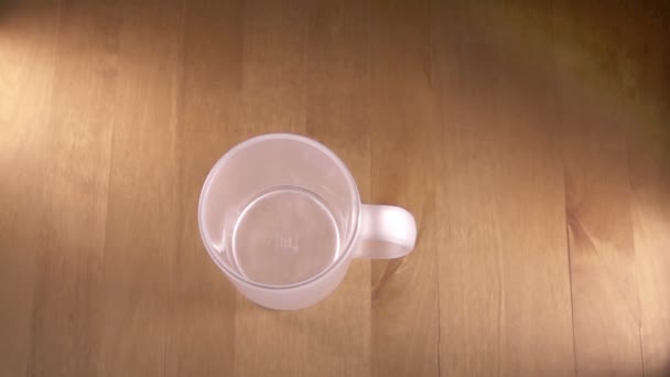 Карандаши Koh-i-noor падают в стакан, замедленная съемка, 5 марта 2016 года в Санкт-Петербурге, Россия — стоковое видео