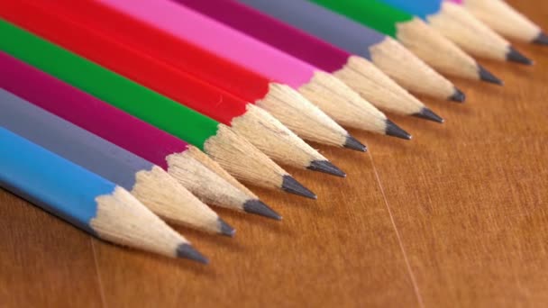 Černá olova tužky leží v řadě — Stock video