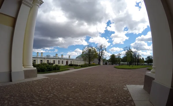 Oroszország. Petersburg. Oranienbaum (Lomonosov). alsó park. Nagy Menshikovsky palota — Stock Fotó