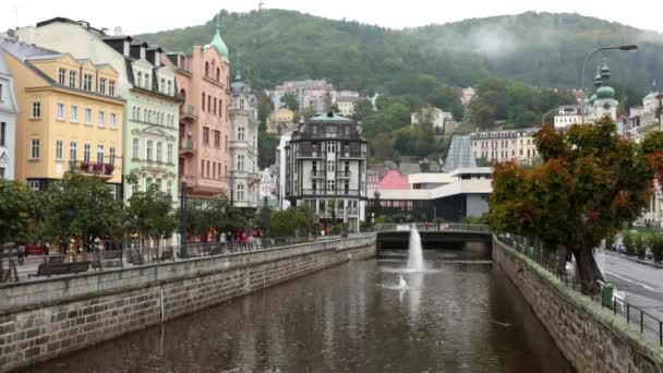 Karlovy Vary Carlsbad, fiume Tepla. Repubblica ceca — Video Stock