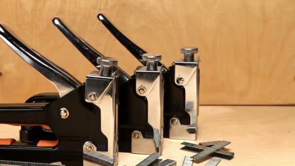 Grampeadores mecânicos manuais - para trabalhos de reparação na casa e em móveis, e suportes — Vídeo de Stock