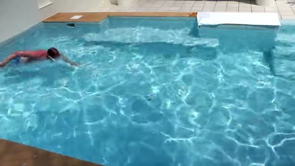 El hombre nada bajo el agua en la piscina — Vídeos de Stock