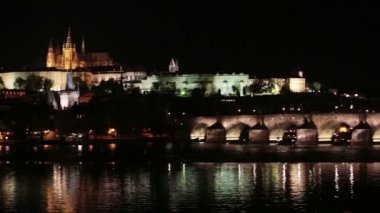 Geceleri Prag Charles Köprüsü Karluv en Vltava Nehri üzerinde ve Prag Kalesi, Çek Cumhuriyeti