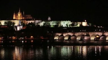 Geceleri Prag Charles Köprüsü Karluv en Vltava Nehri üzerinde ve Prag Kalesi, Çek Cumhuriyeti