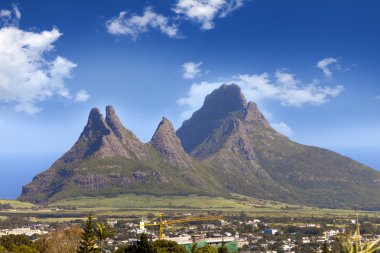 Şehrin dağların dibinde. Mauritius