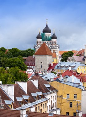 Tallinn. Eski şehir. Leyleklerin evleri ve Alexander Nevsky Cathedral