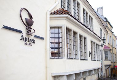 15. yüzyıl antik bir eczane bina. Tallinn.