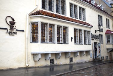 15. yüzyıl antik bir eczane bina. Tallinn.
