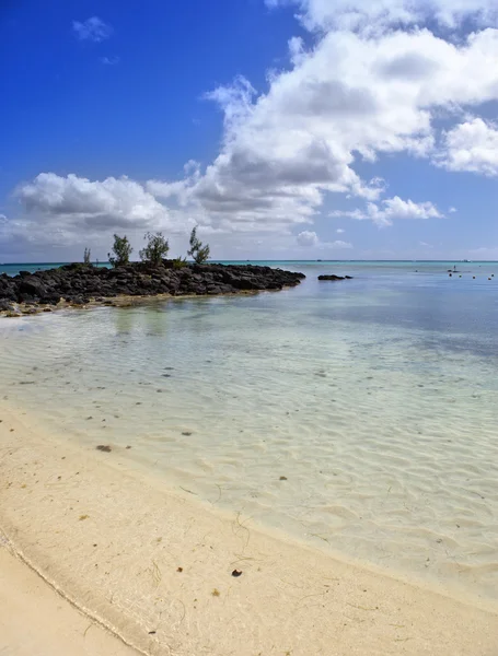 Zwarte stenen in de zee. Mauritius — Stockfoto