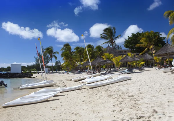 Sun protection umbrellas, beach, sea. Mauritius — Stock Photo, Image