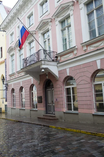 Herrenhaus aus dem 18. Jahrhundert in der Altstadt von Tallinn. jetzt befindet sich die russische Botschaft. — Stockfoto