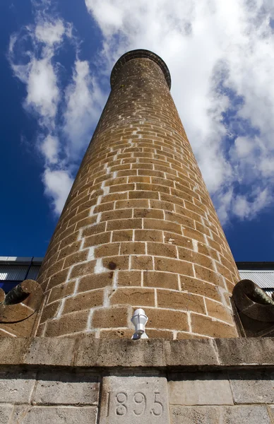 Antika tegel pipe (1895) i den gamla sockerrör fabriken. Mauritius. — Stockfoto