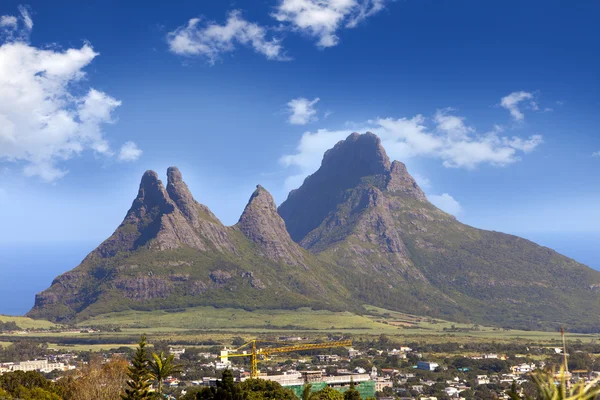 La ciudad en el fondo de las montañas. Mauricio — Foto de Stock