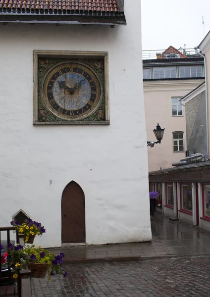 Cidade velha, Tallinn, Estónia. Igreja do Espírito Santo e o relógio antigo (1684 ) — Fotografia de Stock