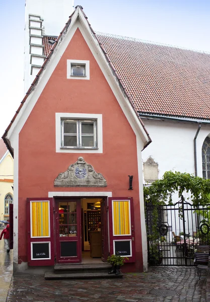 The smallest house, the house of the priest, in the medieval Old city. Tallinn. Estonia — Stock Photo, Image