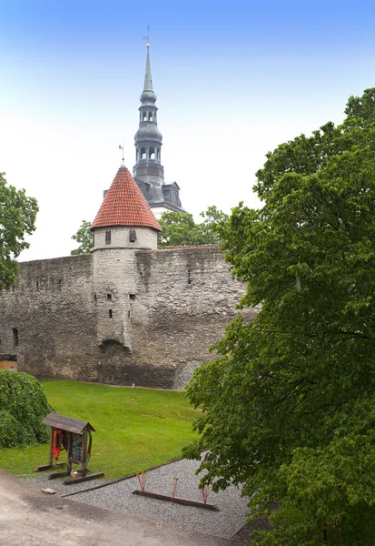 Tours médiévales - partie de la muraille de la ville. Tallinn, Estonie — Photo